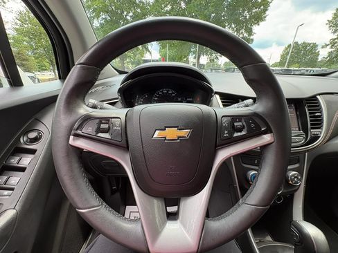 Used 2021 Chevrolet Trax LT w/ Premium Seat Package AWD/4WD image 28