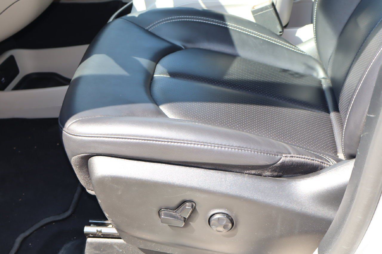 Used 2024 Chrysler Pacifica Touring-L FWD image 15