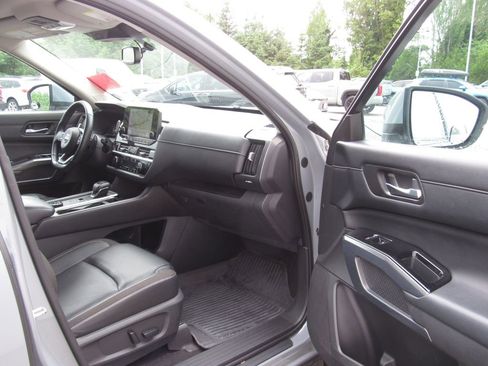Used 2022 Nissan Pathfinder SL AWD/4WD image 18