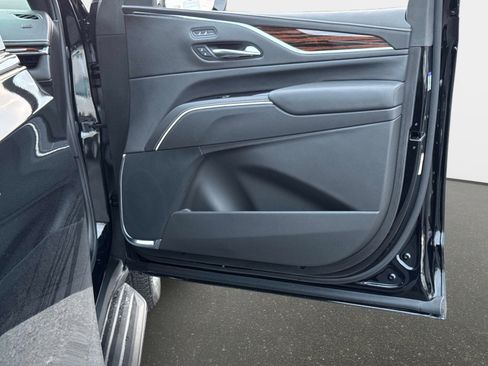 Used 2024 Cadillac Escalade Luxury image 12