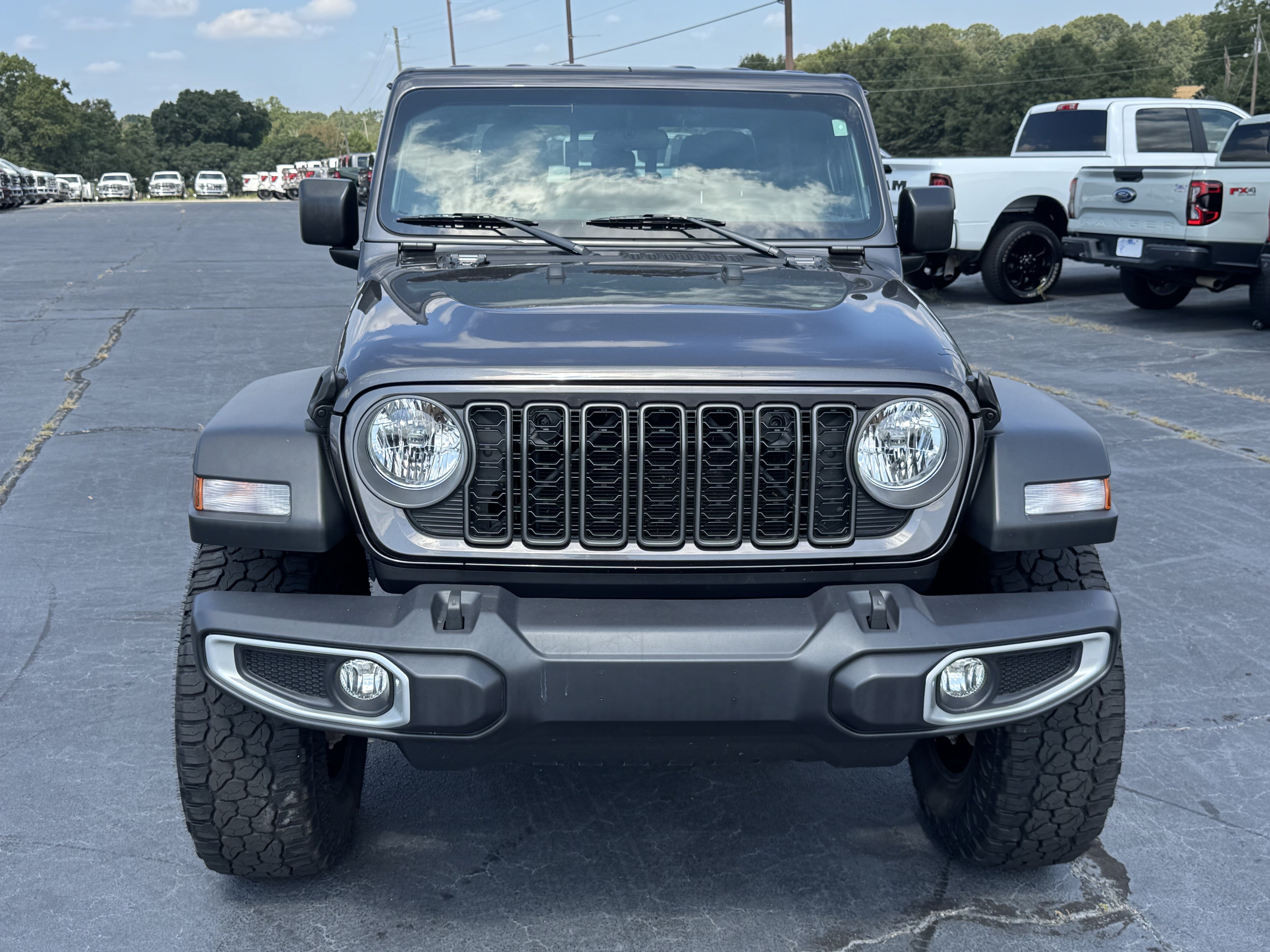 Used 2025 Jeep Gladiator Sport AWD/4WD image 3