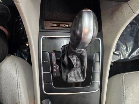 Used 2018 Volkswagen Passat 2.0T R-Line w/ R-Line Lighting Package image 18