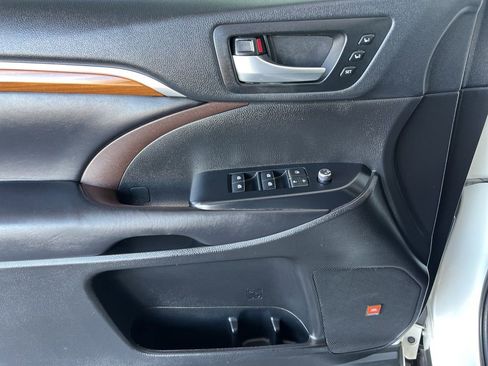 Used 2019 Toyota Highlander Limited image 12