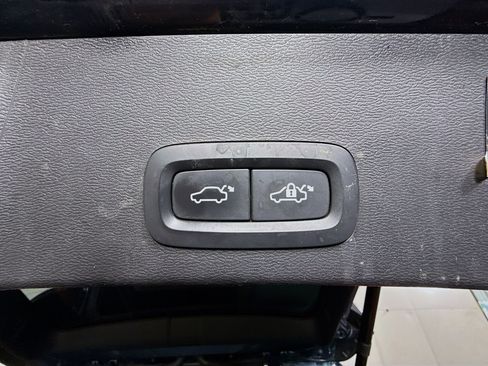 Used 2021 Volvo XC40 T5 Momentum w/ Premium Package image 41