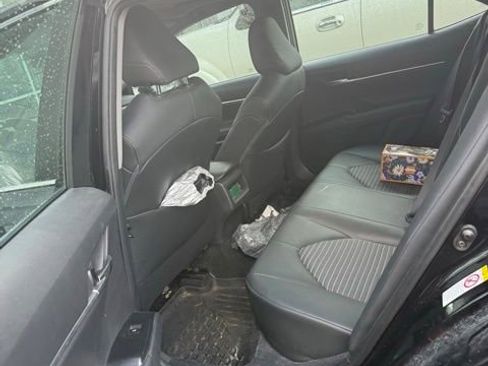 Used 2018 Toyota Camry SE w/ Moonroof Package image 5