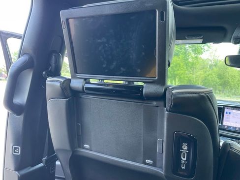 Used 2023 Chrysler Pacifica Limited w/ Uconnect Theater Family Group FWD image 11