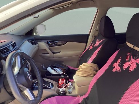 Used 2019 Nissan Rogue SV w/ Premium Package image 16