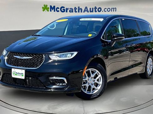 Used 2024 Chrysler Pacifica Touring-L FWD image 3