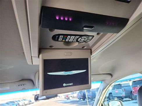 Used 2014 Chrysler Town & Country Touring image 32