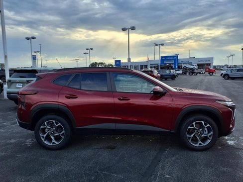 New 2025 Chevrolet Trax LT w/ LT Convenience Package FWD image 2