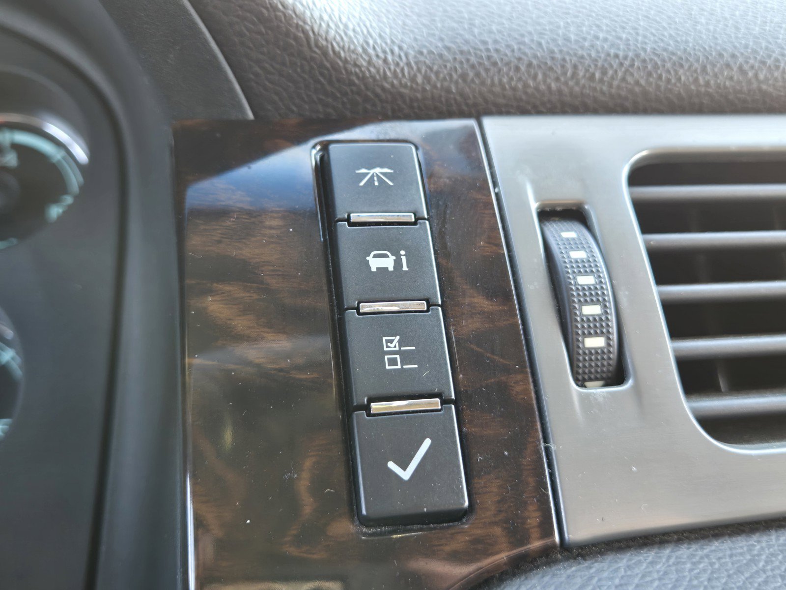 Used 2011 GMC Yukon XL Denali AWD/4WD image 20