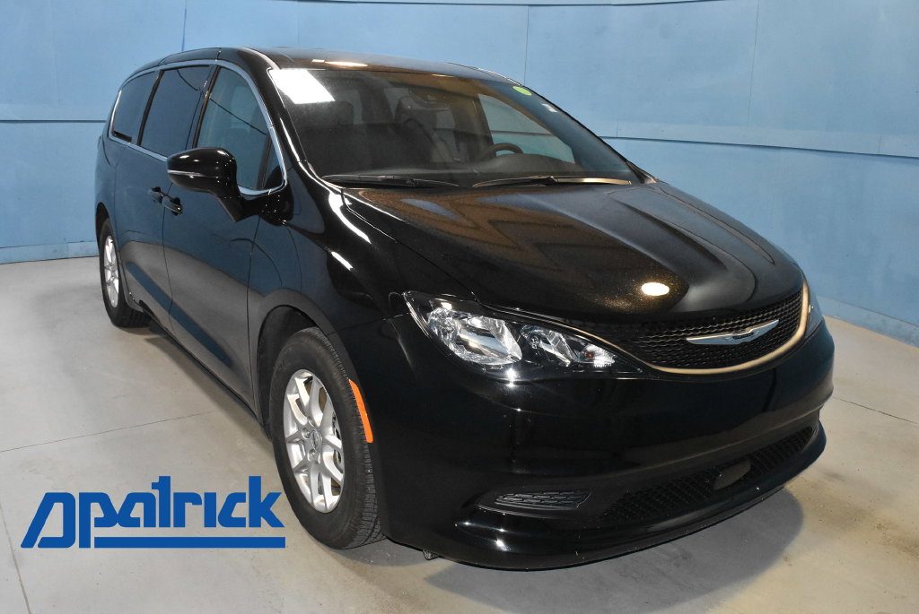 Used 2025 Chrysler Voyager LX FWD image 1