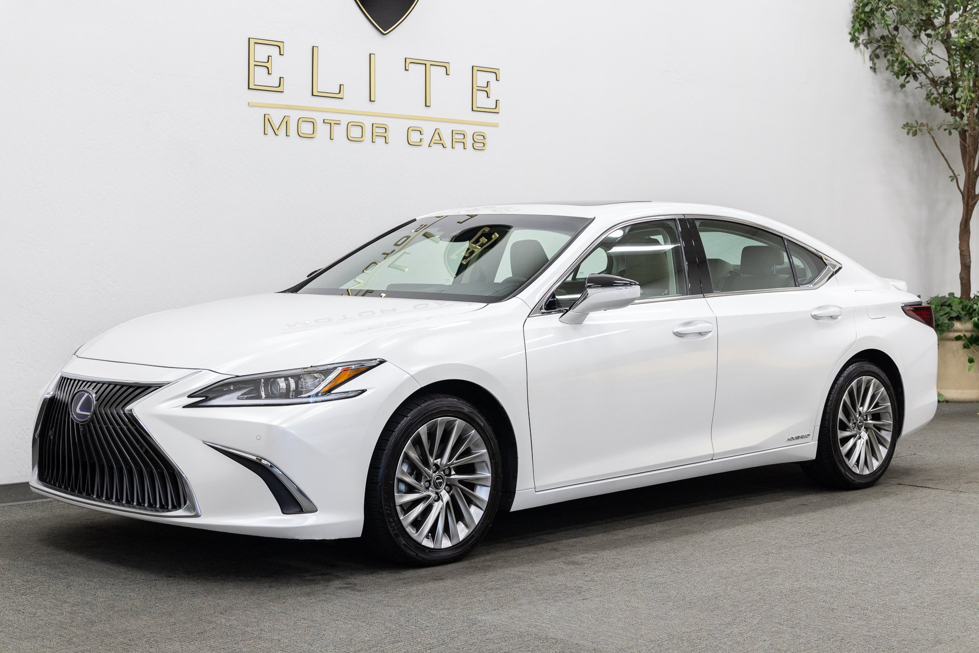 Used 2019 Lexus ES 300h FWD image 1