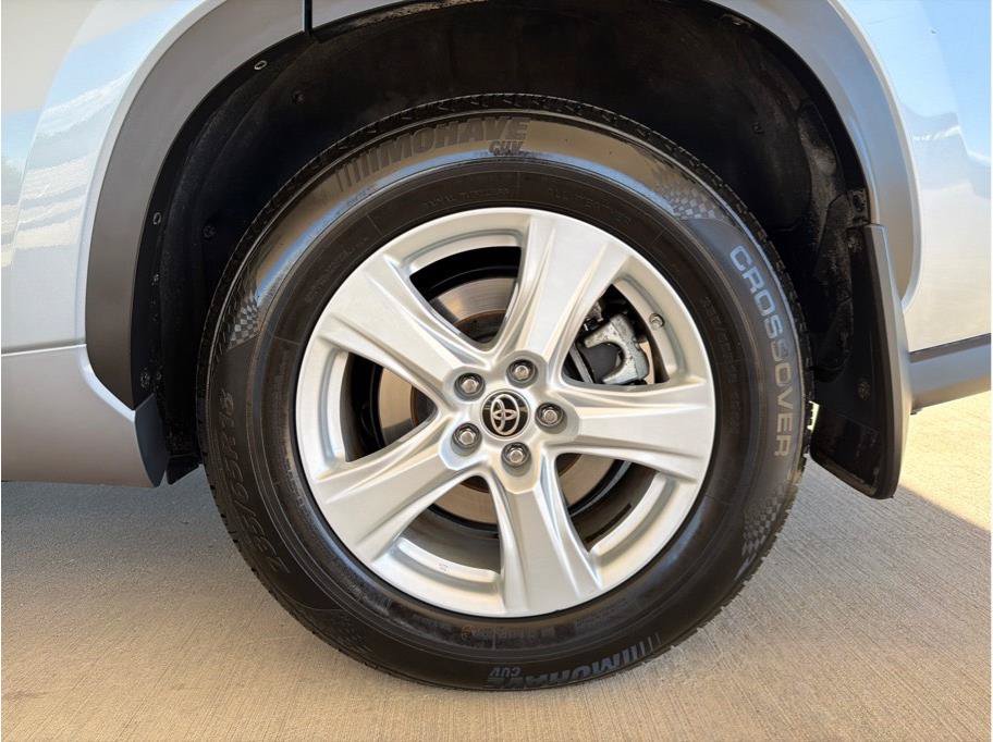 Used 2023 Toyota Highlander LE AWD/4WD image 29