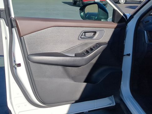 Used 2023 Nissan Rogue S image 14