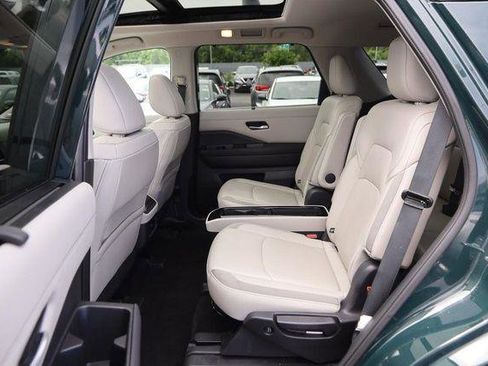 Used 2025 Nissan Pathfinder SL w/ SL Premium Package FWD image 10