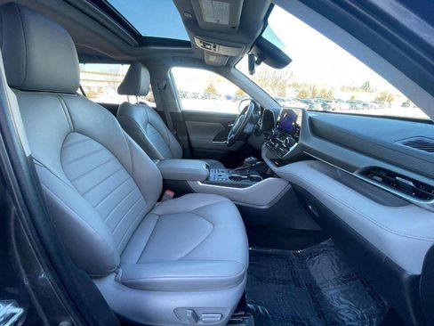 Used 2023 Toyota Highlander XLE image 11