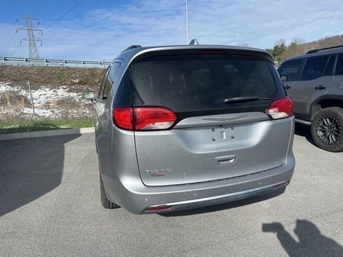 Used 2017 Chrysler Pacifica Touring-L w/ Tire & Wheel Group image 12