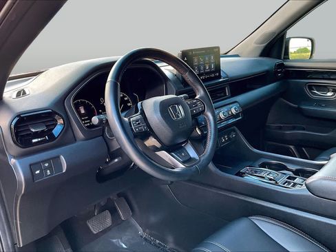 Used 2025 Honda Pilot TrailSport image 17