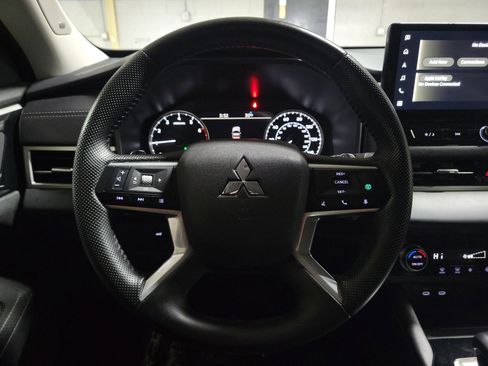 Used 2025 Mitsubishi Outlander SE image 25