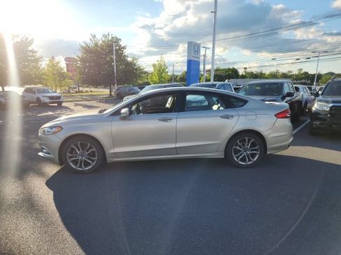 Used 2017 Ford Fusion SE w/ Equipment Group 201A AWD/4WD image 2