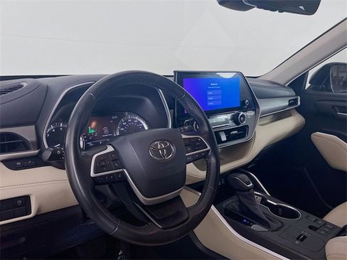 Used 2023 Toyota Highlander XLE image 10