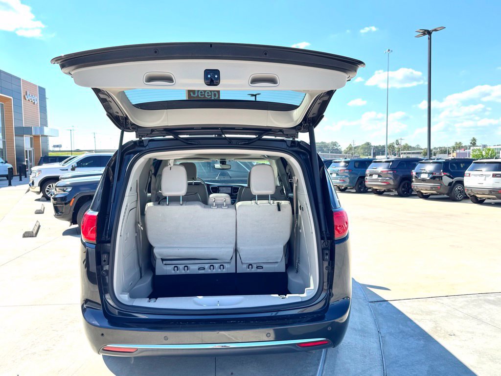 Used 2020 Chrysler Pacifica Limited FWD image 17