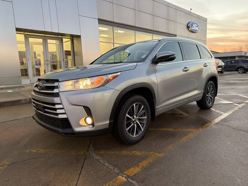 Used 2017 Toyota Highlander XLE image 1