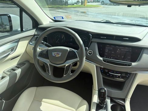 Certified 2022 Cadillac XT5 Premium Luxury w/ Technology Package FWD image 10