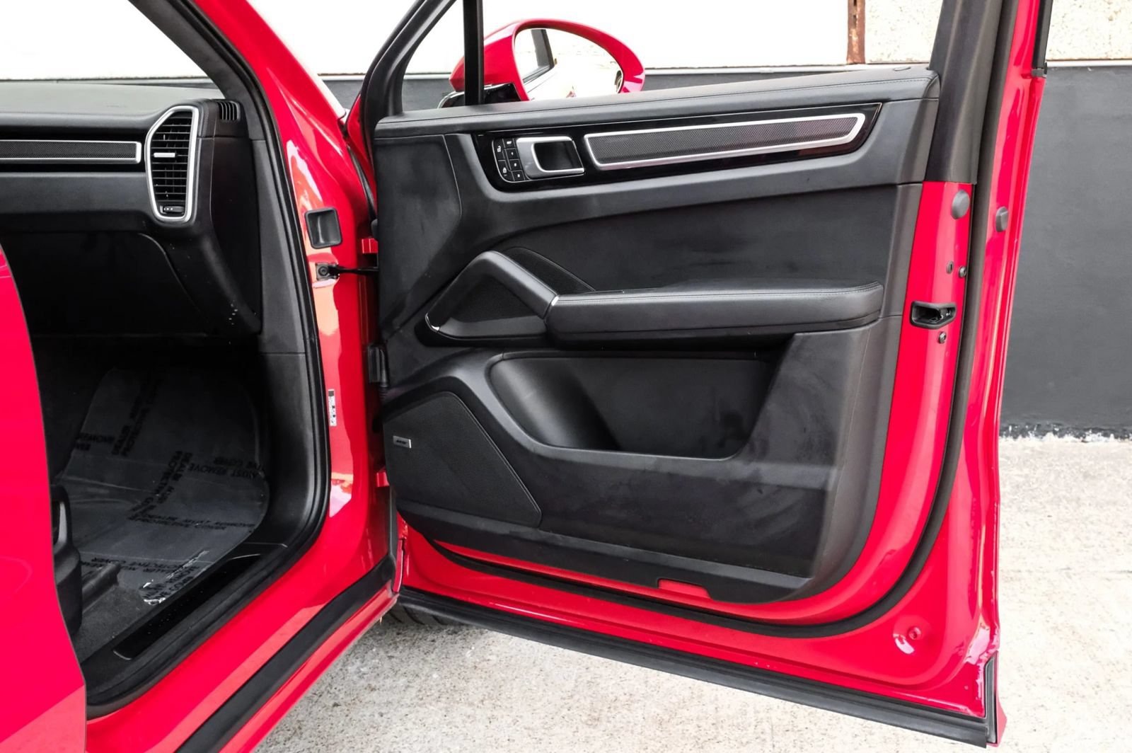 Used 2022 Porsche Cayenne GTS AWD/4WD image 48