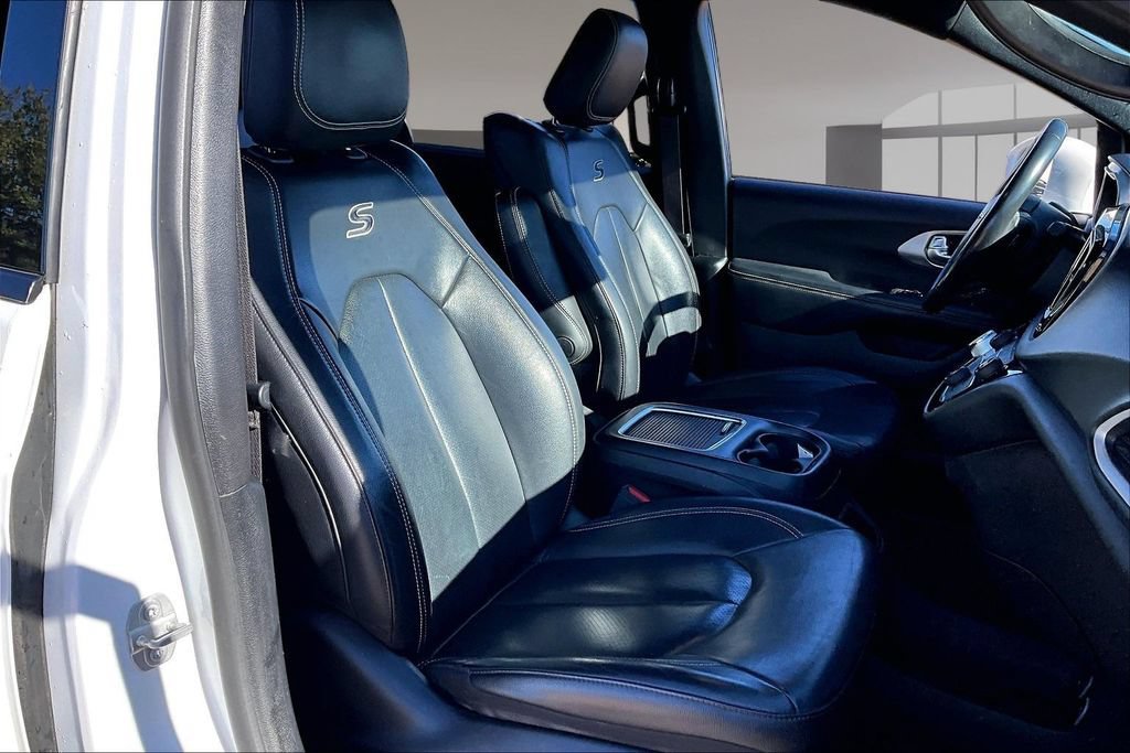 Used 2020 Chrysler Pacifica Touring-L Plus w/ Advanced Safetytec Group FWD image 7