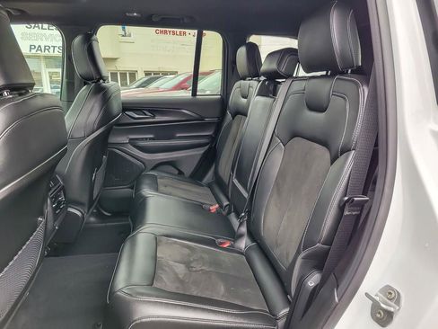 Used 2025 Jeep Grand Cherokee Altitude image 10