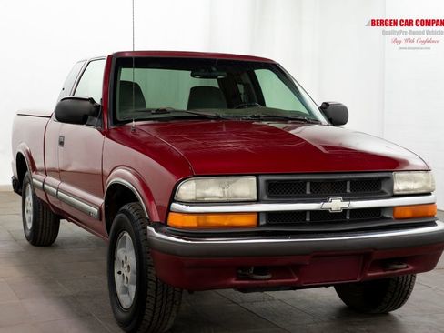Used 2002 Chevrolet S10 Pickup LS w/ LS Preferred Equipment Group AWD/4WD image 1