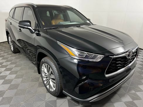 New 2026 Toyota Highlander Platinum image 2