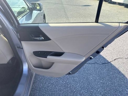 Used 2017 Honda Accord Touring image 6