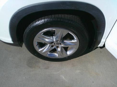 Used 2019 Toyota Highlander Limited image 16