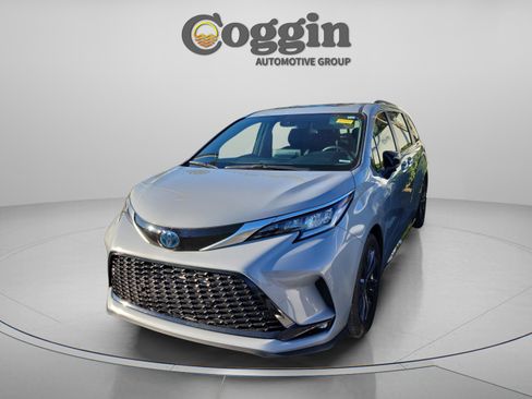 Certified 2024 Toyota Sienna XSE w/ XSE Premium Package image 3