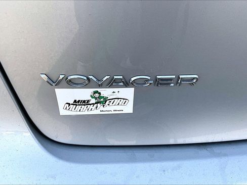 Used 2022 Chrysler Voyager LX image 32