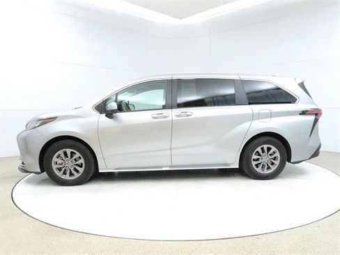 Used 2022 Toyota Sienna XLE image 4