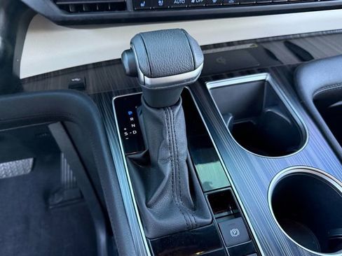 Used 2023 Toyota Sienna Limited image 25