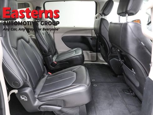 Used 2023 Chrysler Pacifica Touring-L image 26