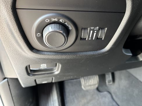 Used 2025 Jeep Grand Cherokee Laredo w/ Luxury Tech Group I AWD/4WD image 19
