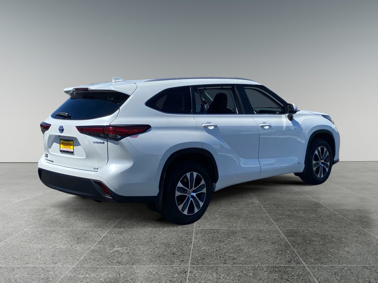 Used 2023 Toyota Highlander XLE AWD/4WD image 5