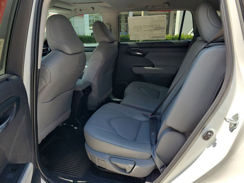 New 2026 Toyota Highlander XLE AWD/4WD image 12