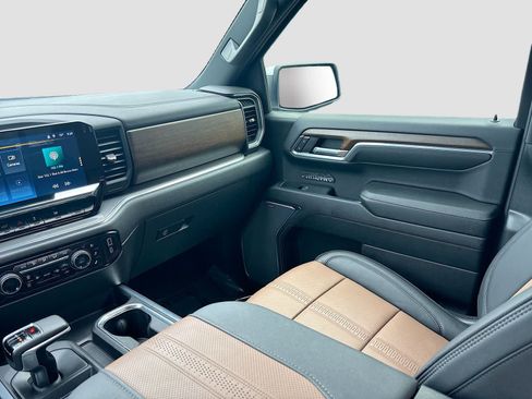 Used 2023 Chevrolet Silverado 1500 High Country w/ High Country Premium Package AWD/4WD image 25