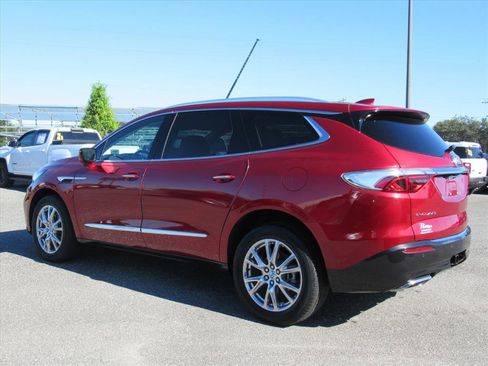 Used 2023 Buick Enclave Premium image 3