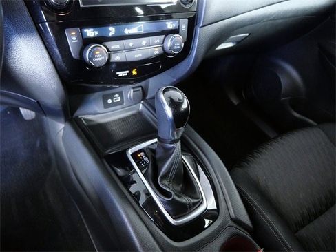 Used 2019 Nissan Rogue SV image 19