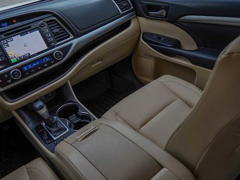 Used 2019 Toyota Highlander XLE image 27