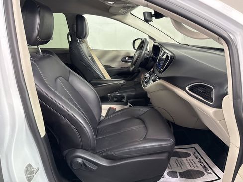 Used 2024 Chrysler Pacifica Touring-L image 16