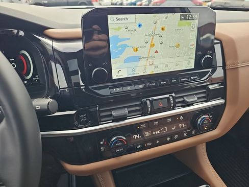 Used 2025 Nissan Pathfinder Platinum image 43